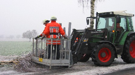 Traktor mit Korbhalterung