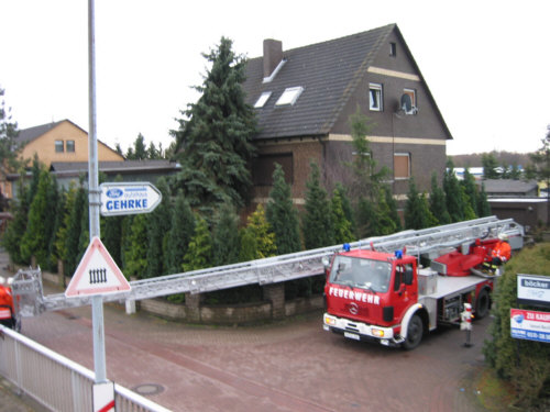 Der Baum liegt auf dem Haus