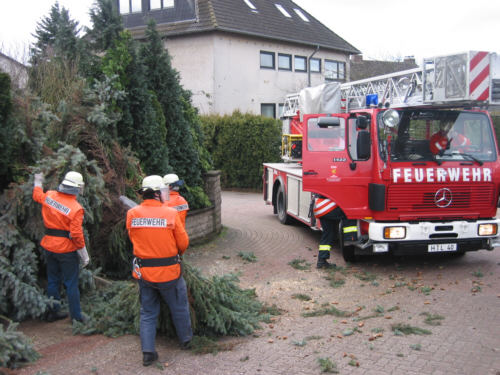 Die Drehleiter rückt wieder ab