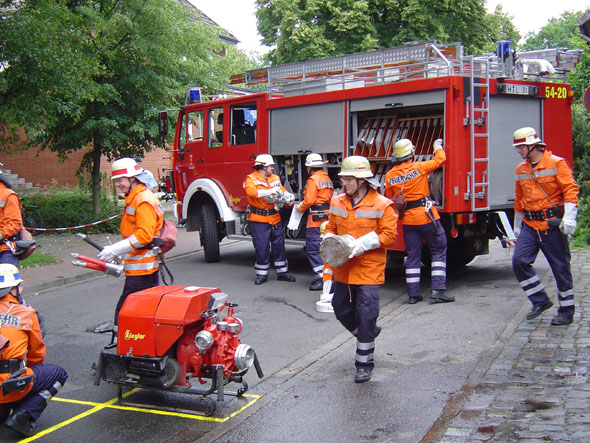 FF Langenhagen beim aufbauen