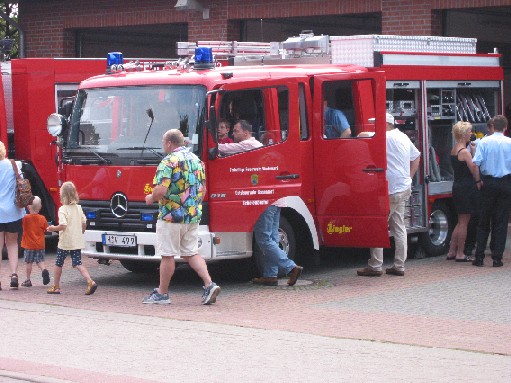 Technik für den Bürger vor der Fahrzeughalle