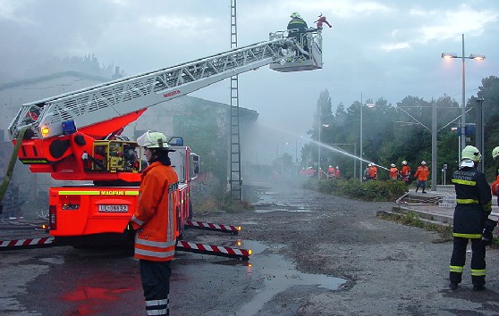 Drehleiter Nordseite; BF Wache 1 vor dem Brandobjekt