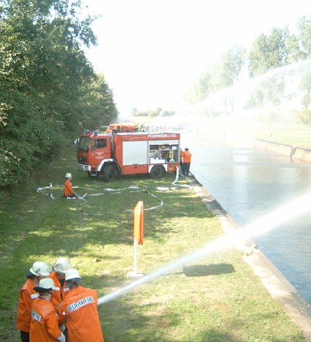 Wassergabe an der Schleuse