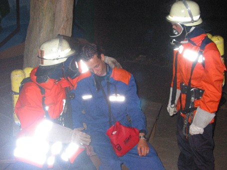 Rettungstrupp mit geretteter Person