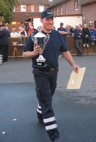 Pokal entgegennehmen