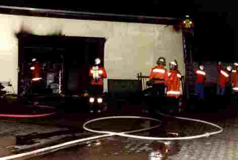 Einsatzkräfte vor der Lagerhalle