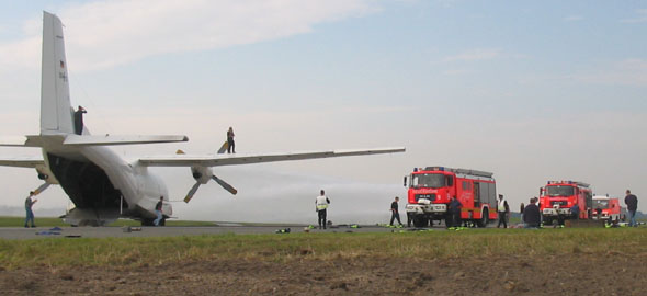 Löschangriff auf dem Rollfeld