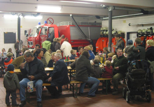 anschließend im Feuerwehrhaus 