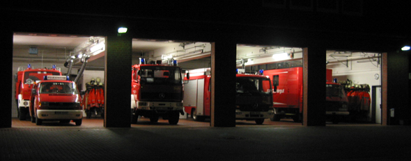 beleuchtete Fahrzeughallen bei Nacht