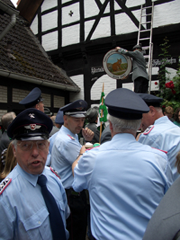 Feuerwehr überreicht Scheibe