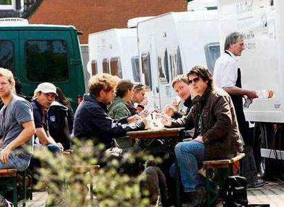 Essen auf dem Parkplatz der Feuerwehr