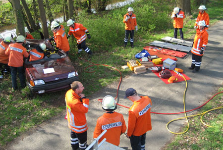 PKW gegen Baum