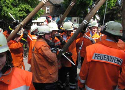 Maibaum aufstellen mit Schächten