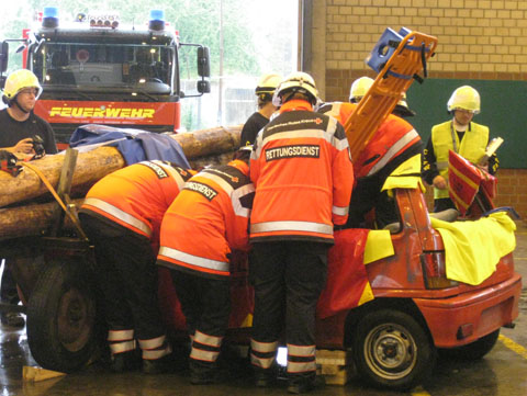 Spineboard, dann axial aus dem Fahrzeug