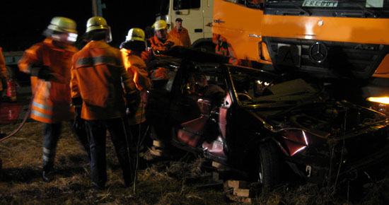 LKW gegen PKW, Personen eingeklemmt