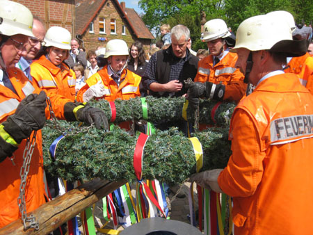 Maikranz befestigen