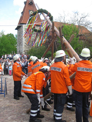 Aufstellen Maibaum 2010