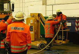 ... mit Hubsteiger an die Rohre