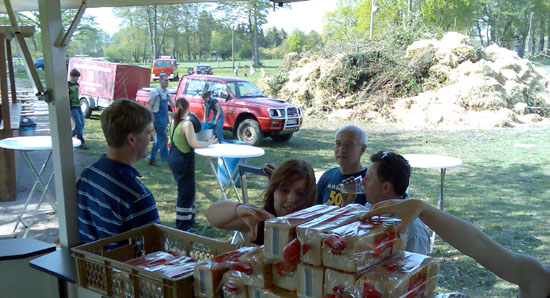 2011 Aufbau Osterfeuer