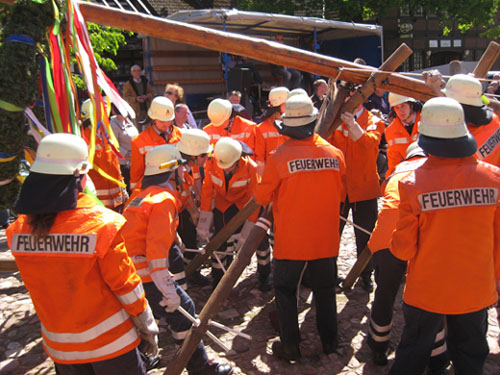 aufstellen Maibaum 2011