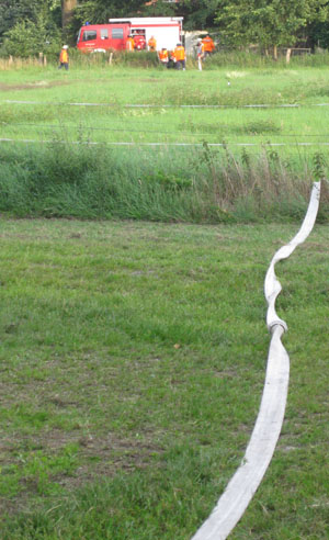 Lange Wegstrecke über Wiese