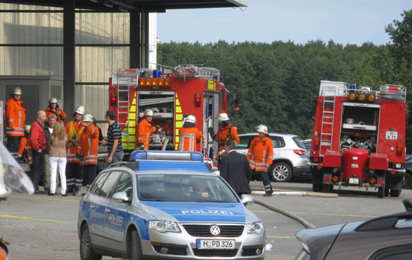  Einsatzkräfte vor der Gewerbehalle