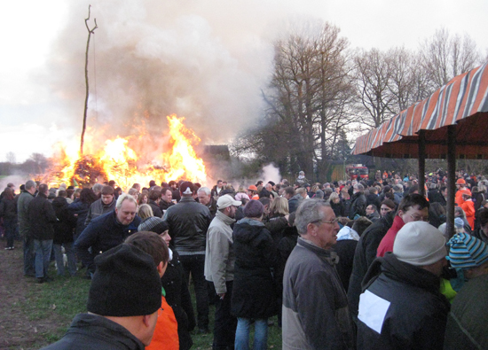 Besucher am Brauchtumsfeuer