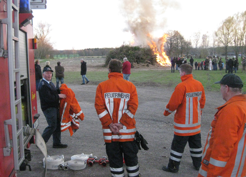 2012: Anzünden Osterfeuer Scherenbostel