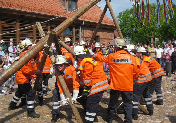 2012 Auftstellen Maibaum durch die Feuerwehr 