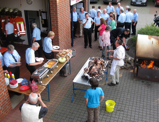 Widschwein essen vor dem FW Haus