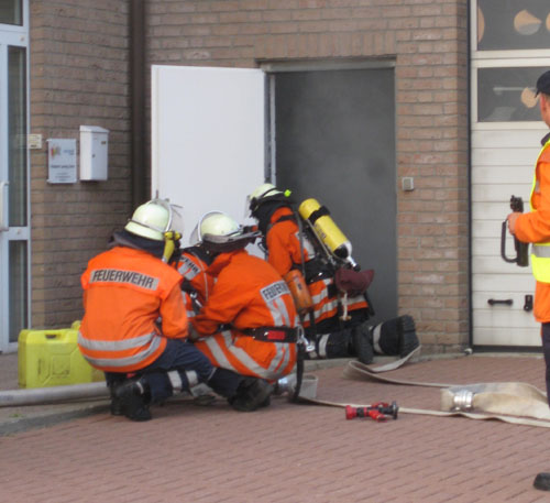 Innanangriff mit Schaum auf brennenden Transporter