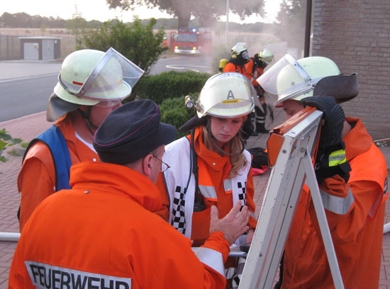 Atemschutzüberwachung vor dem Einsatzobjekt