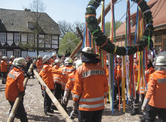 2013: Maibaum aufstellen