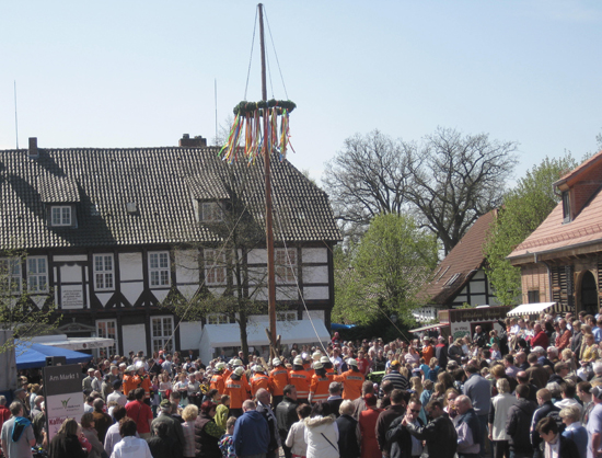 2013: Maibaum auf dem Amtshof