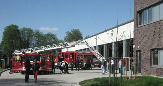 Vor den Fahrzeughalllen