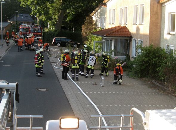 Vor dem Gebäude