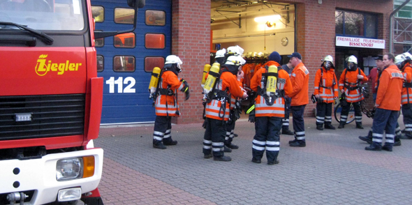 Vor dem Feuerwehrhaus