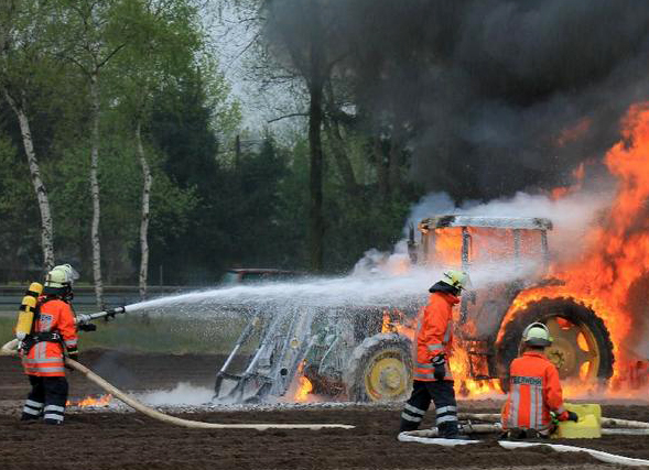 brennender Traktor auf Feld 