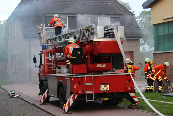 DLK Einsatz am Wohnhaus