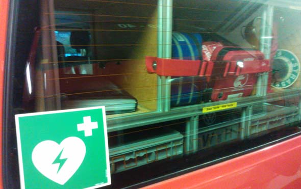 AED im Heckbereich des MTW