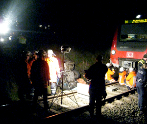 zerrissener PKW auf Bahngleis