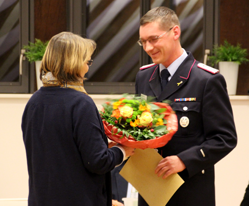 Fr.Beckedorf bergibt einen Blumenstrau