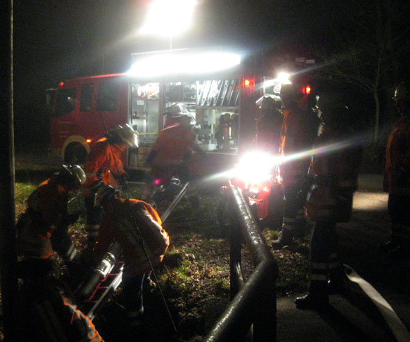 Tragkraftspritze an der Wasserentnahmestelle