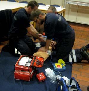 Feuerwehrsanitäter üben