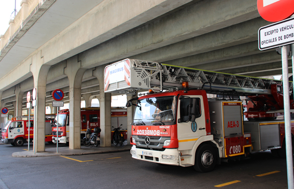 Einsatzfahrzeuge Feuerwehr Sevilla unter Brcke