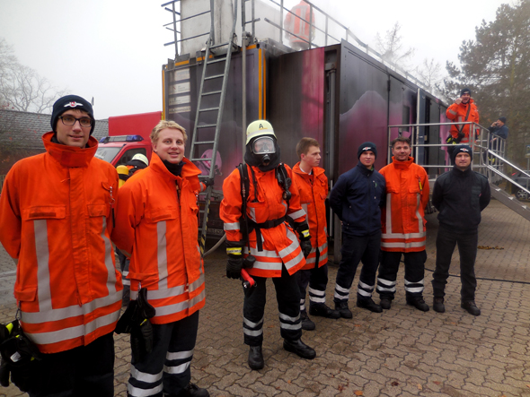 Bissendorfer Kameraden am Brandcontainer