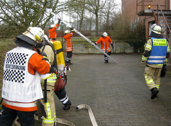 Vornahme Steckleiter zum Wohungsbrand 1.OG