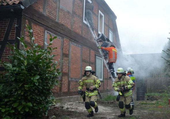 Menschenrettung mittels Steckleiter