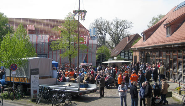 Maibaum auf dem Amtshof