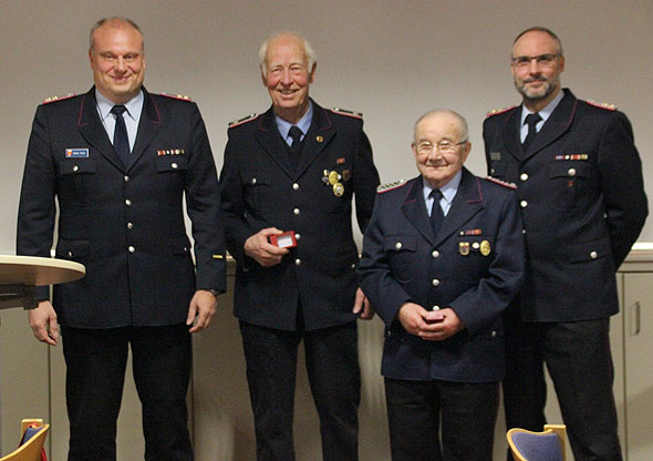 Ehrung 60 Jahre Feuerwehr:v.l:V.Kluth,Cord Knibbe,Richard Pardey,J.Kahlmeyer